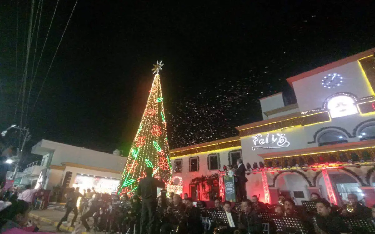 Altamira enciende su pino monumental mide más de nueve metros Gobierno Municipal de Altamira (3)